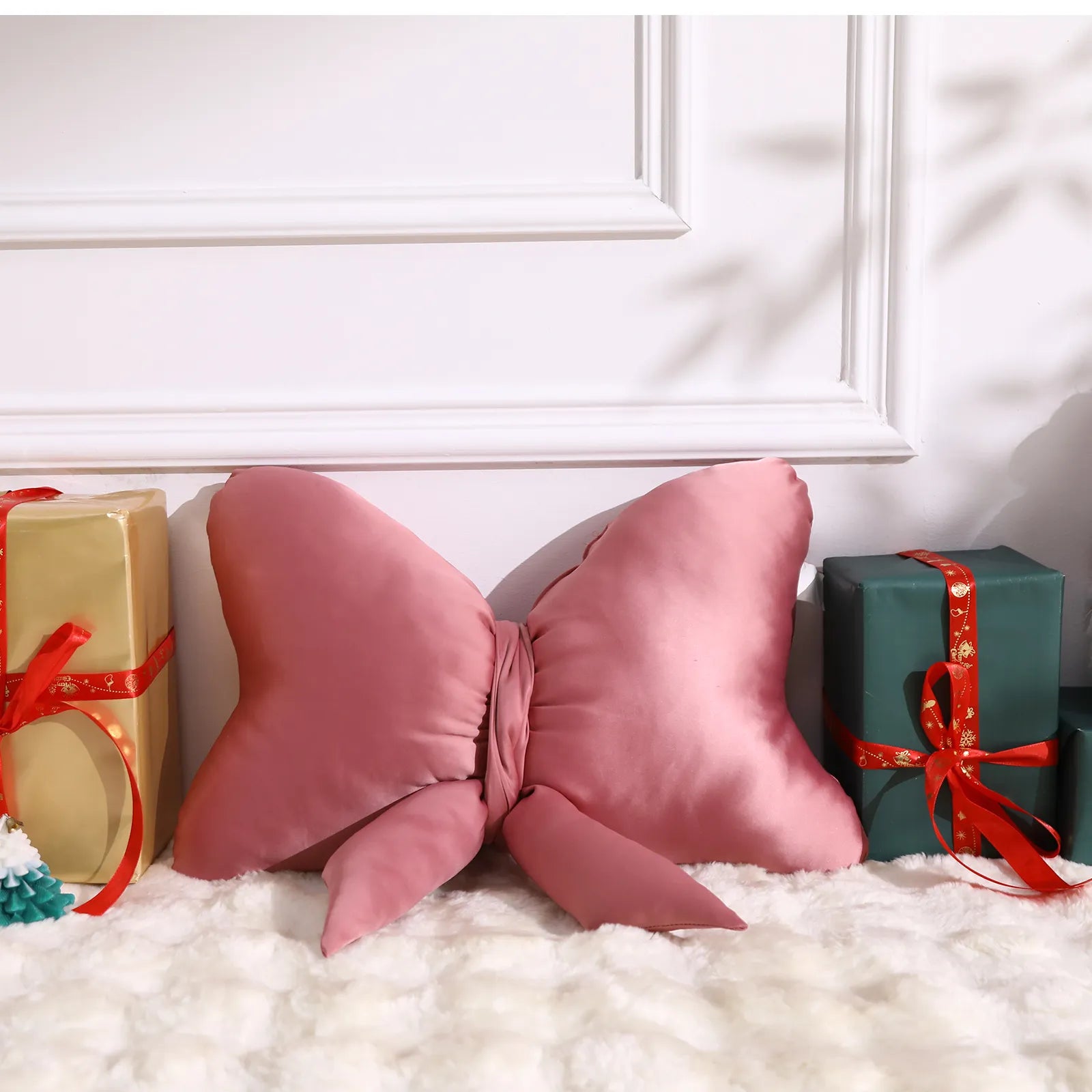 Jacques Christmas Elegant Bow Pink Pillow Pillow Lahome 13' x 18.9'