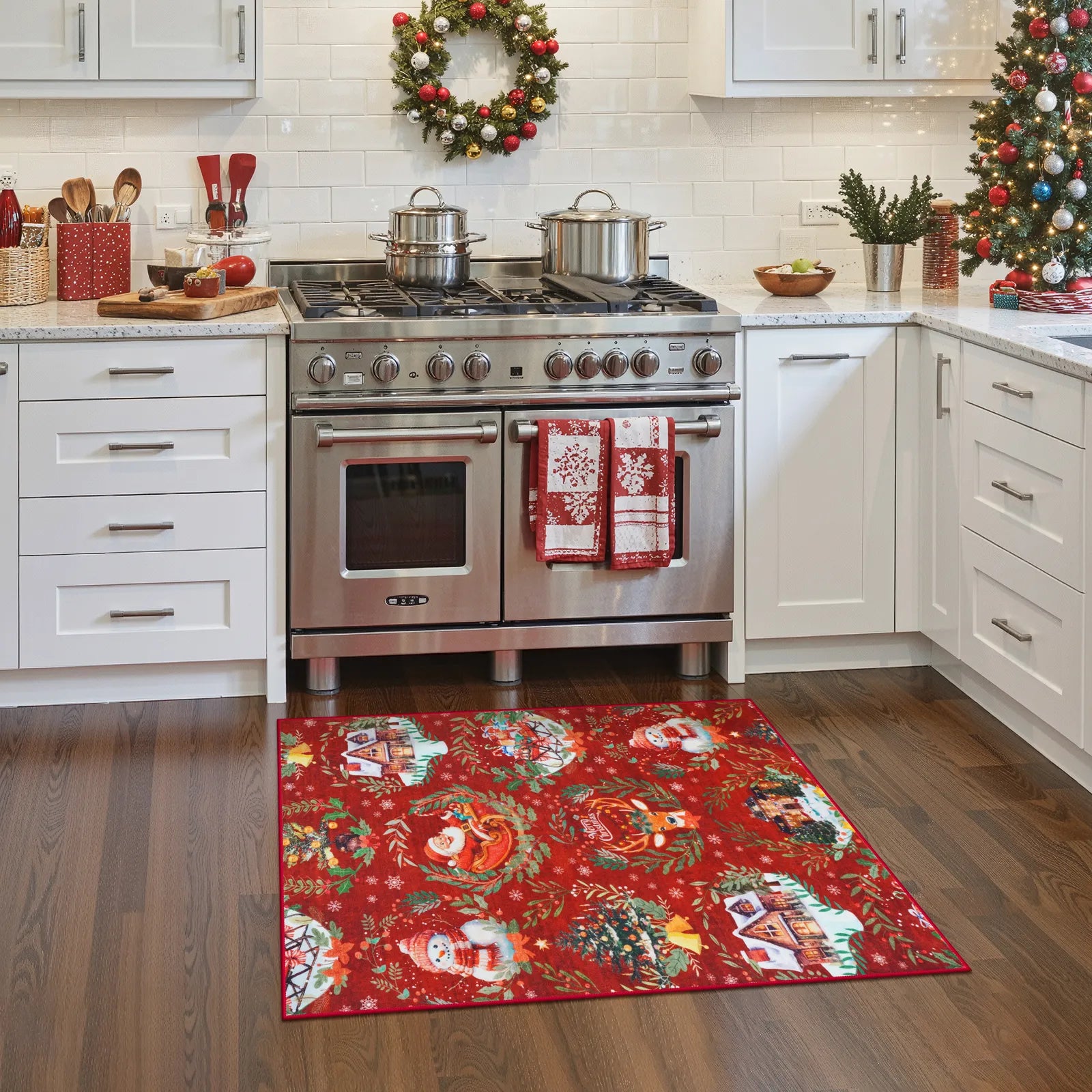Laure Christmas Washable Garland Santa Sleigh Red Indoor/Outdoor Rug Area Rugs Lahome