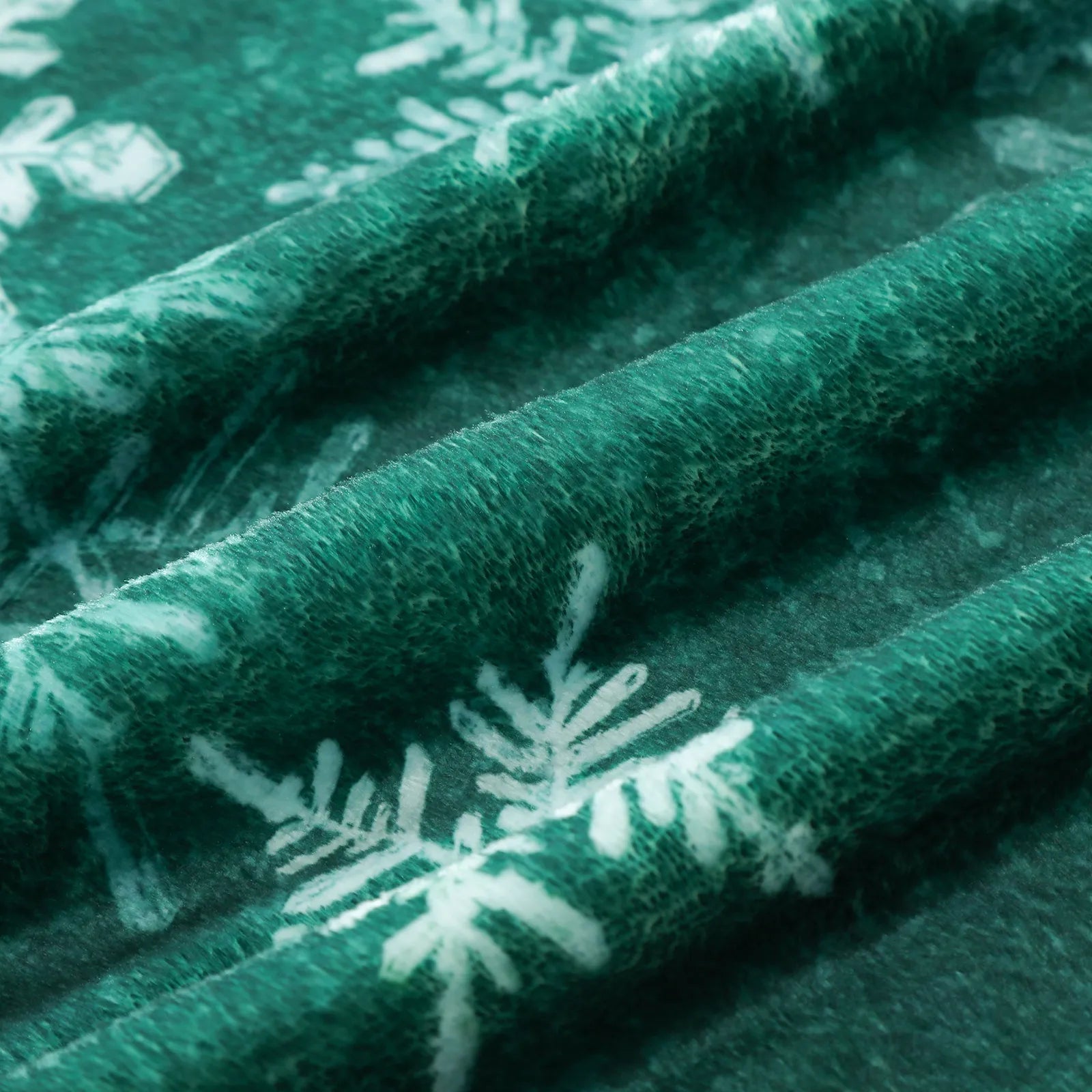 Blaise Christmas Washable Snowflake Green Blanket Blanket Lahome