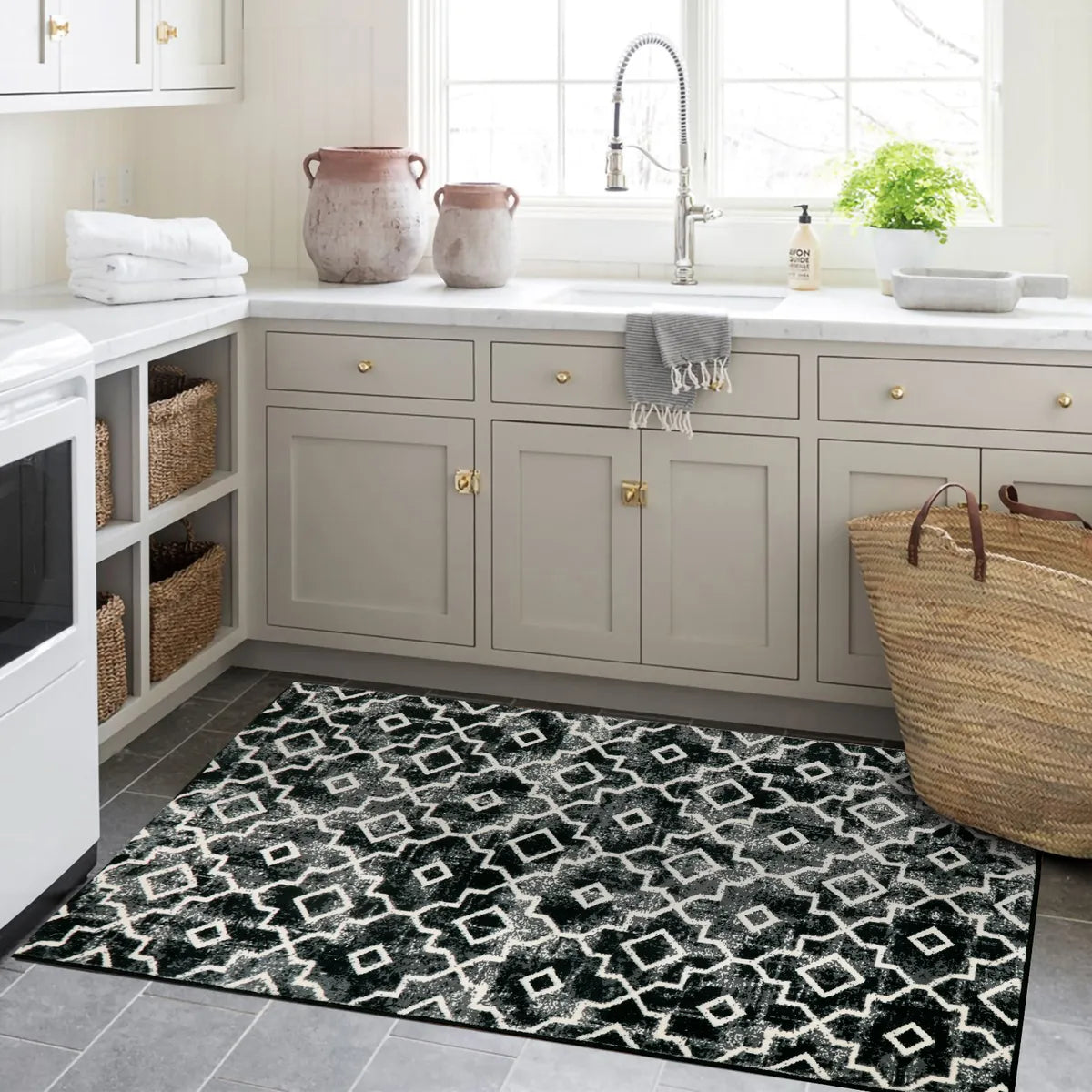 Sierra Moderner Stil Marokkanisches Muster Waschbarer Teppich in Schwarz Area Rugs Lahome