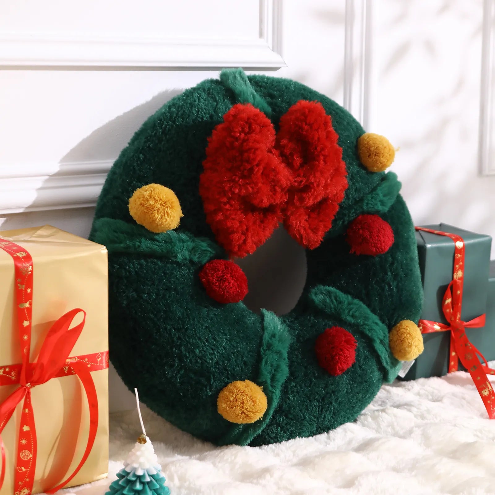 Ulysse Christmas Wreath Plush Pillow Pillow Lahome 18.9' x 18.9'